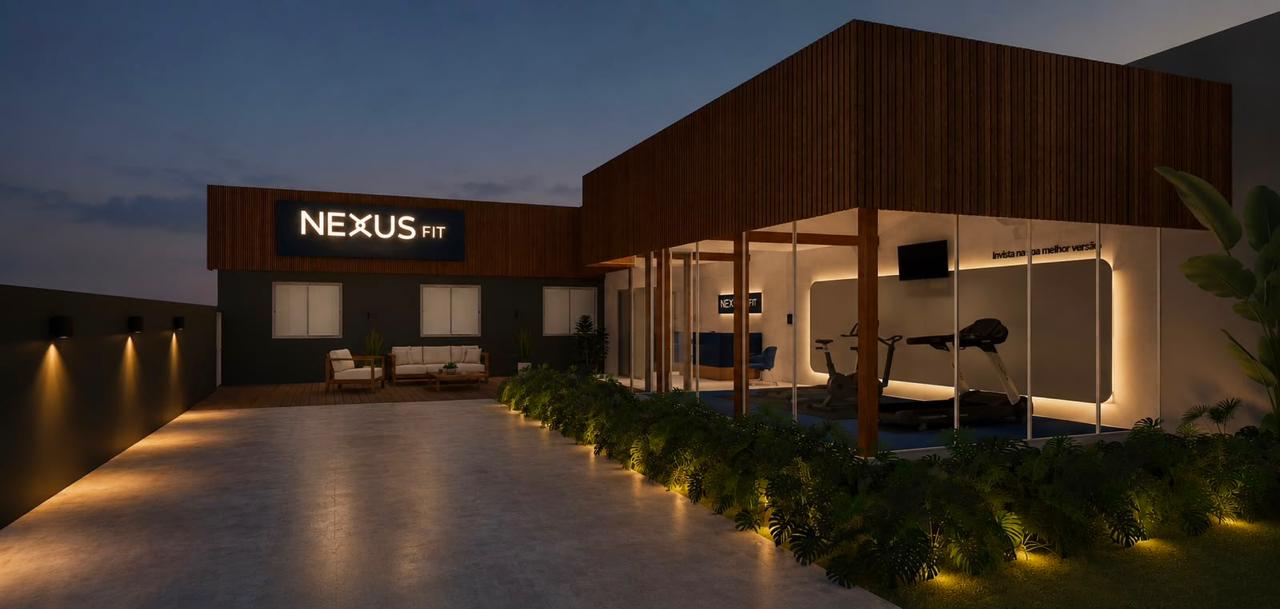 Fachada da Nexus Fit à noite, com letreiro iluminado, fachada em madeira ripada e jardim com iluminação pontual