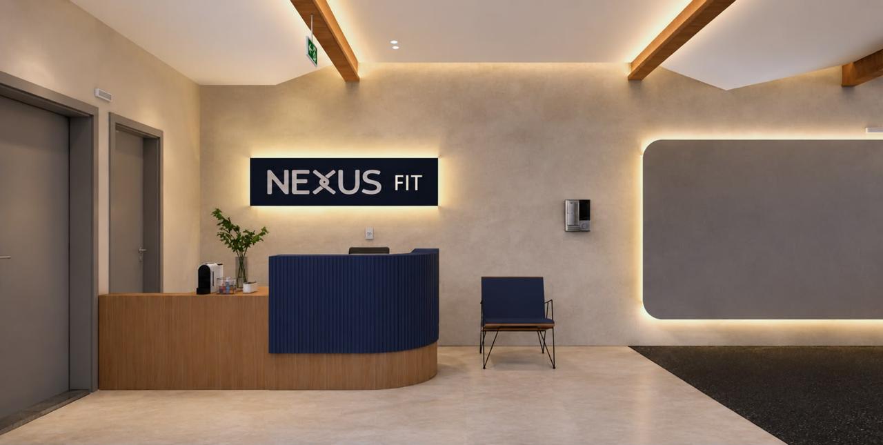 Recepção da Nexus Fit, com balcão em madeira e navy ripado e logotipo iluminado, Santa Mônica, Florianópolis